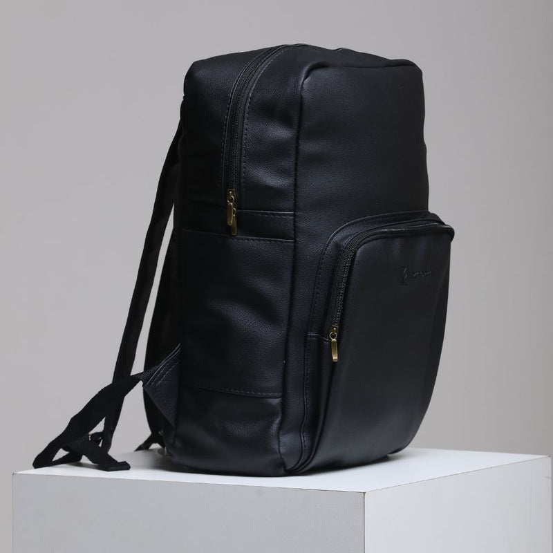 Mochila Masculina em Couro Sintético Preto - Compacta e Elegante