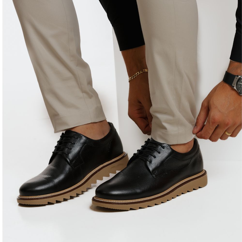 Sapato Derby Masculino RC Preto – Couro Sintético com Solado Tratorado Bege