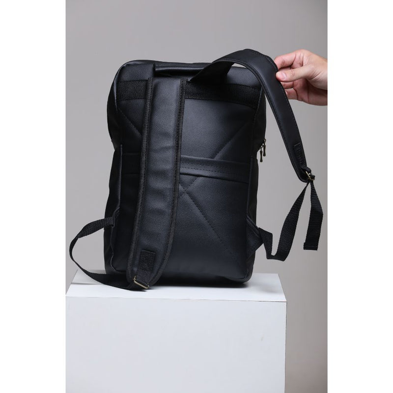 Mochila Masculina em Couro Sintético Preto - Compacta e Elegante