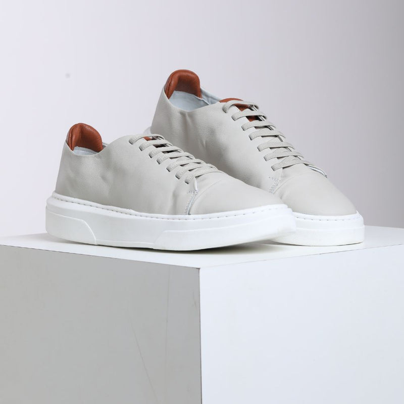 Tênis Casual Masculino RC Off White – Design Minimalista e Detalhe Marrom no Calcanhar