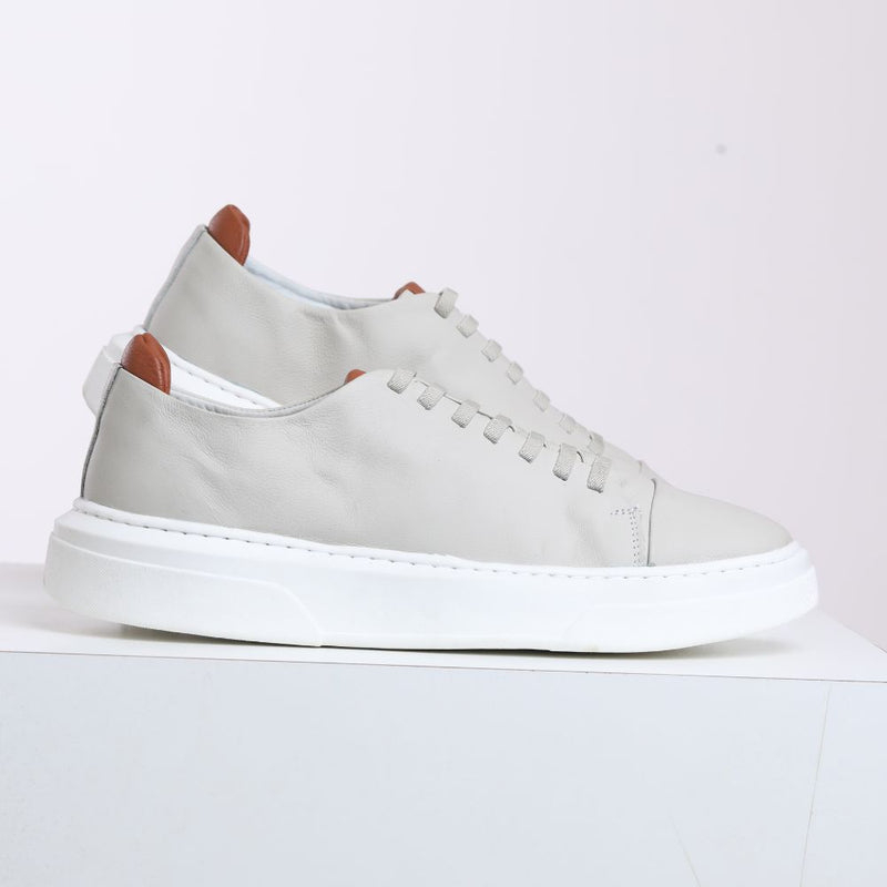Tênis Casual Masculino RC Off White – Design Minimalista e Detalhe Marrom no Calcanhar