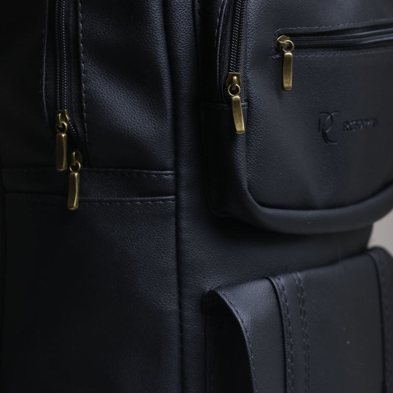 Mochila Masculina em Couro Sintético Preto com Zíper Dourado - Elegante e Resistente