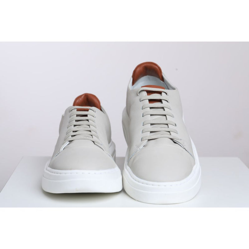 Tênis Casual Masculino RC Off White – Design Minimalista e Detalhe Marrom no Calcanhar