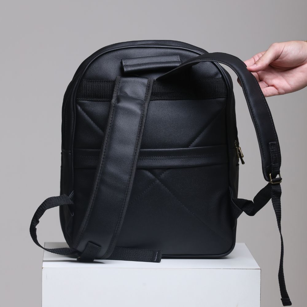Mochila Masculina em Couro Sintético Preto - Elegante e Funcional