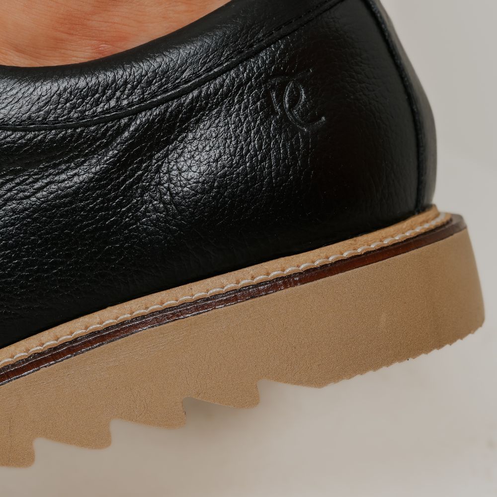 Sapato Derby Masculino RC Preto – Couro Sintético com Solado Tratorado Bege