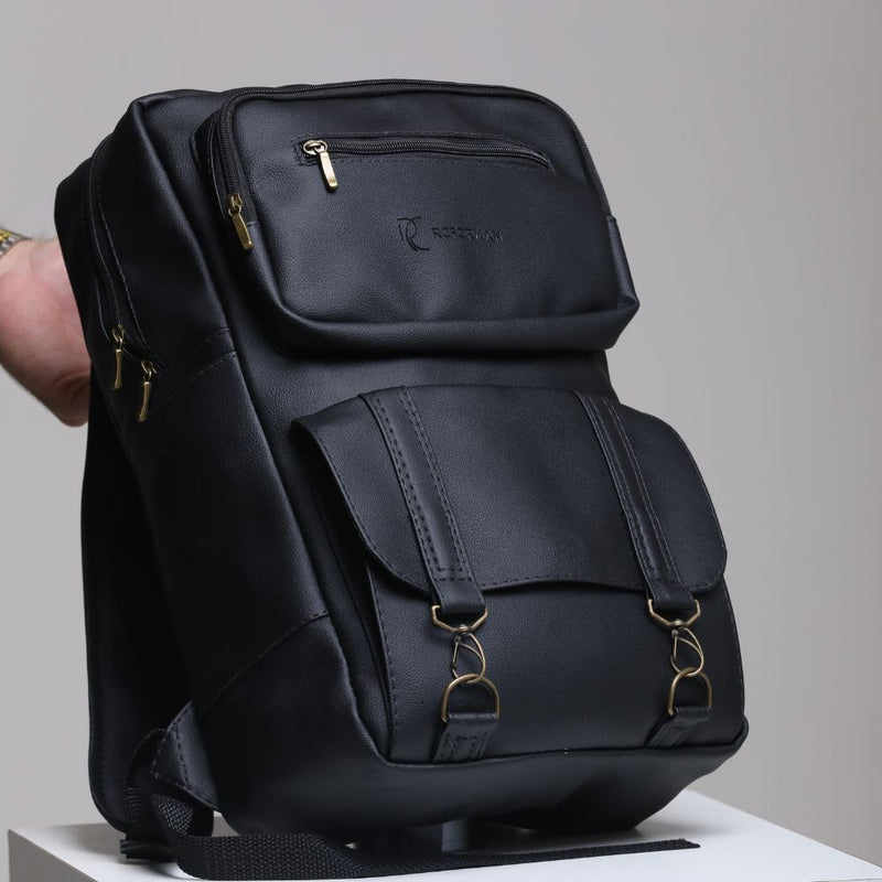 Mochila Masculina em Couro Sintético Preto com Zíper Dourado - Elegante e Resistente