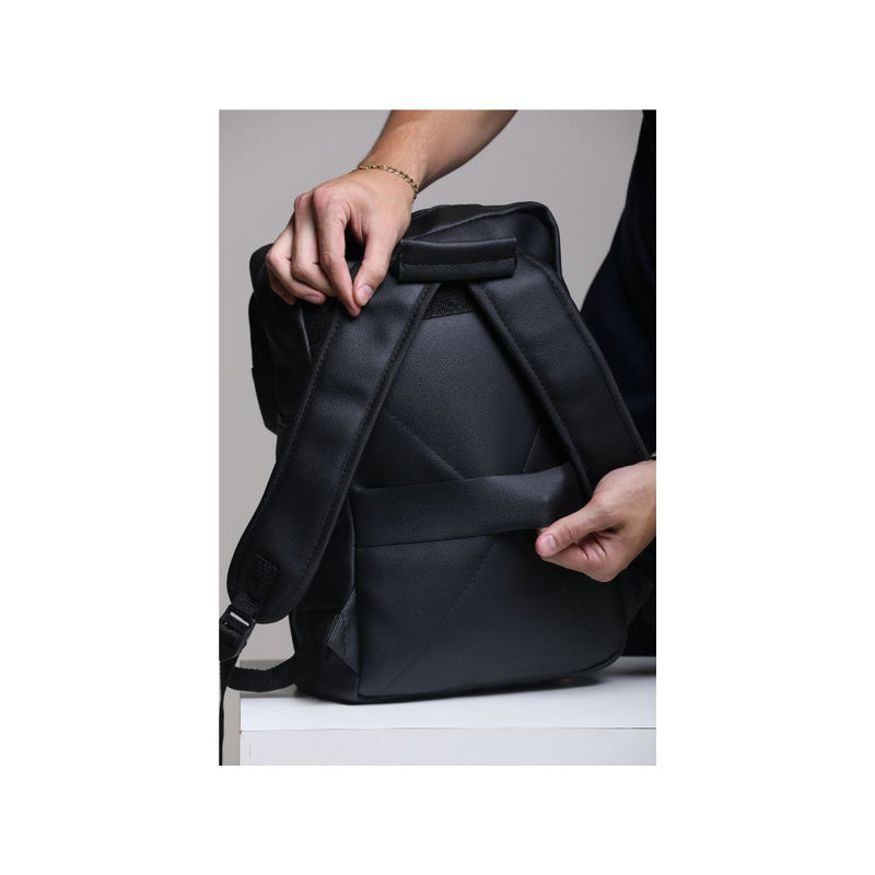 Mochila Masculina em Couro Sintético Preto com Zíper Dourado - Elegante e Resistente