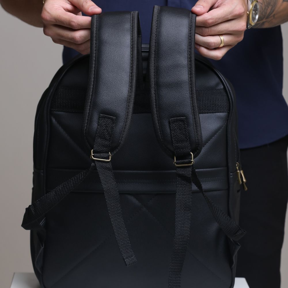 Mochila Masculina em Couro Sintético Preto - Elegante e Funcional