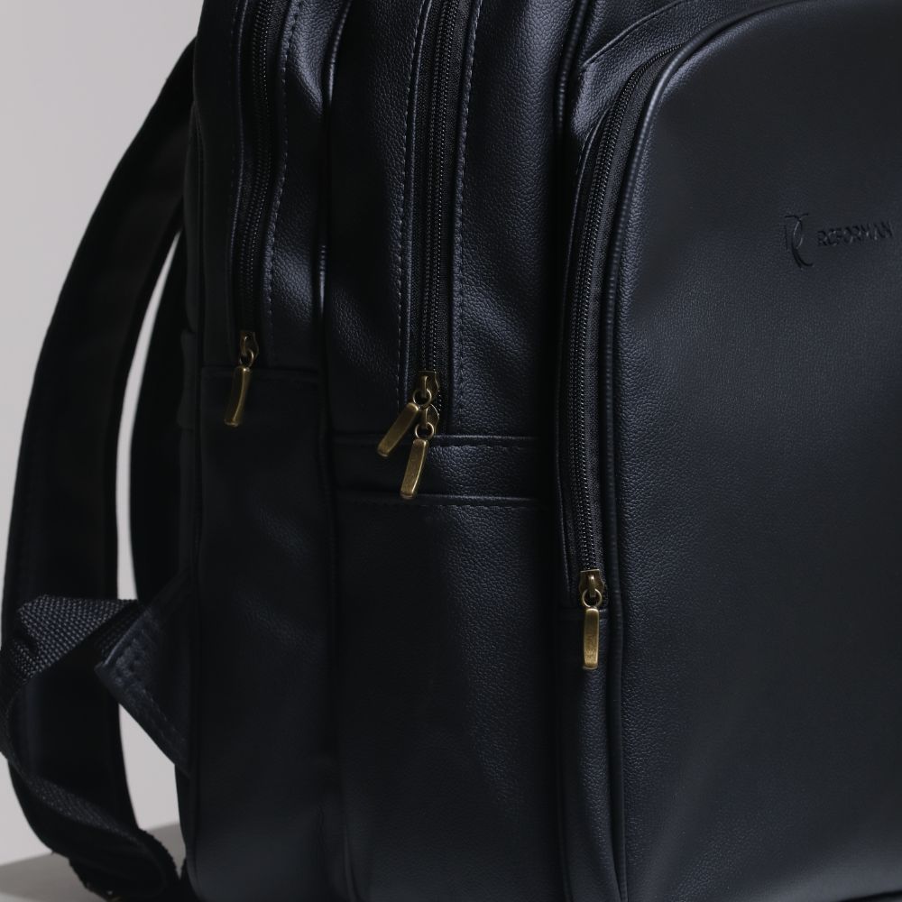 Mochila Masculina em Couro Sintético Preto - Elegante e Funcional