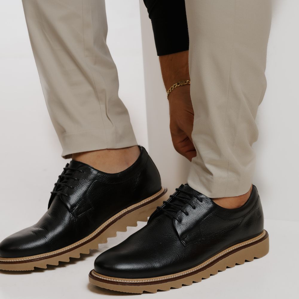 Sapato Derby Masculino RC Preto – Couro Sintético com Solado Tratorado Bege