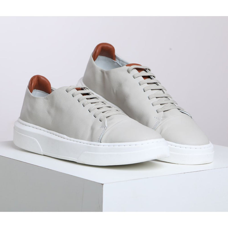 Tênis Casual Masculino RC Off White – Design Minimalista e Detalhe Marrom no Calcanhar